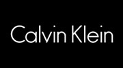 Calvin Klein je americká módna značka, ktorá bola založená v roku 1968 Calvinom Kleinom a Barrym Schwartzom. Spoločnosť je známa svojimi dizajnérskymi odevmi, spodnou bielizňou, kozmetikou a hodinkami. Hodinky Calvin Klein sú známe svojím moderným a minimalistickým dizajnom. Hodinky sú vyrobené z kvalitných materiálov, ako je nerezová oceľ a minerálne sklo. Hodinky sú tiež vybavené japonskými strojčekmi, ktoré zabezpečujú presnosť a spoľahlivosť.
